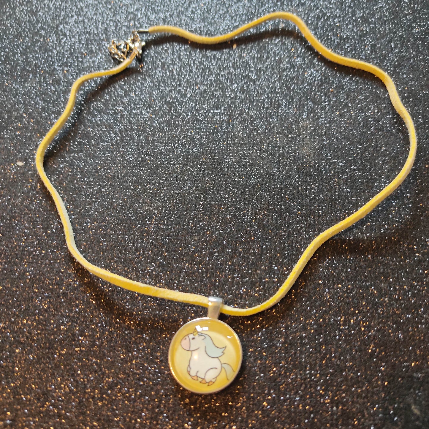 Collier enfant - licorne, fond jaune pastel