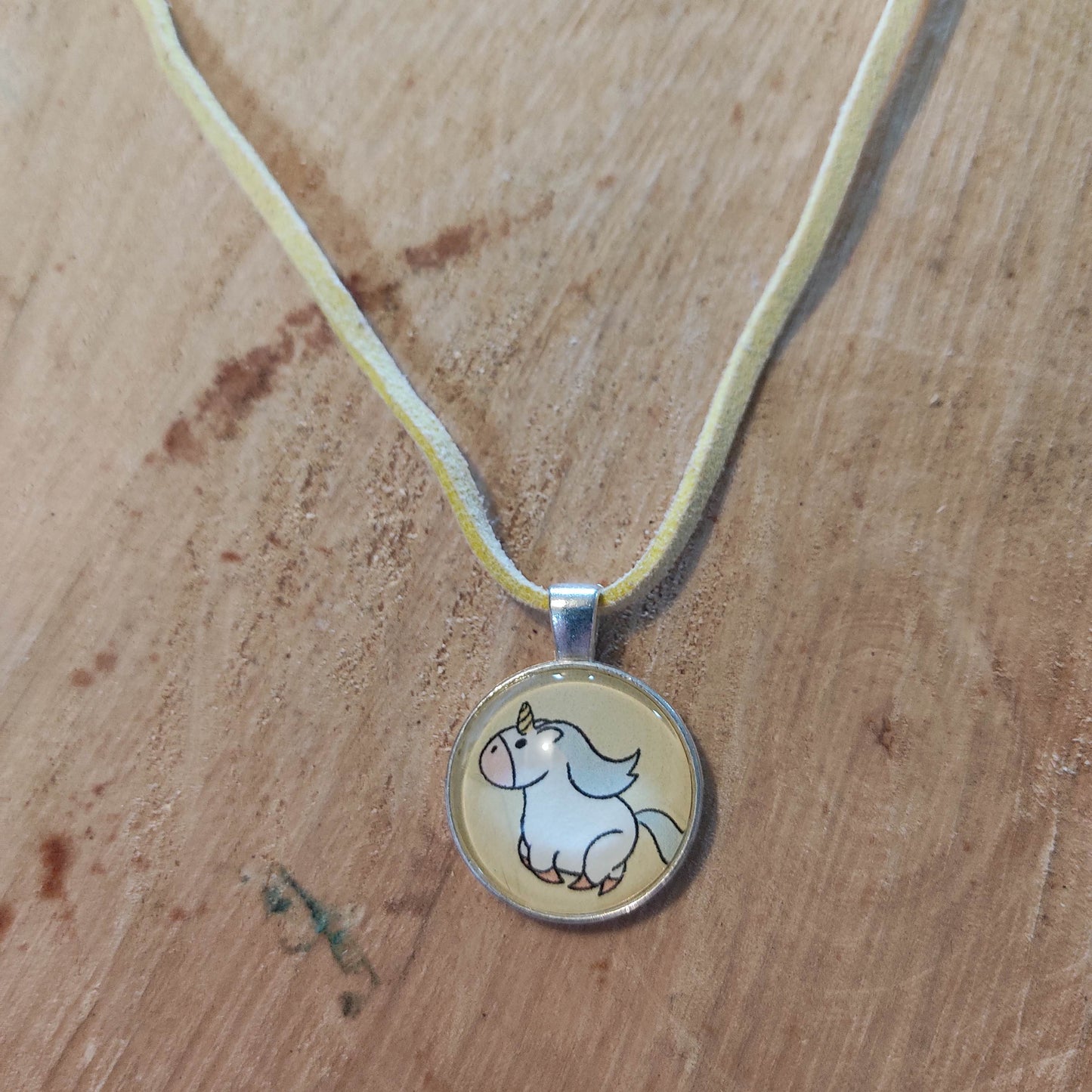 Collier enfant - licorne, fond jaune pastel