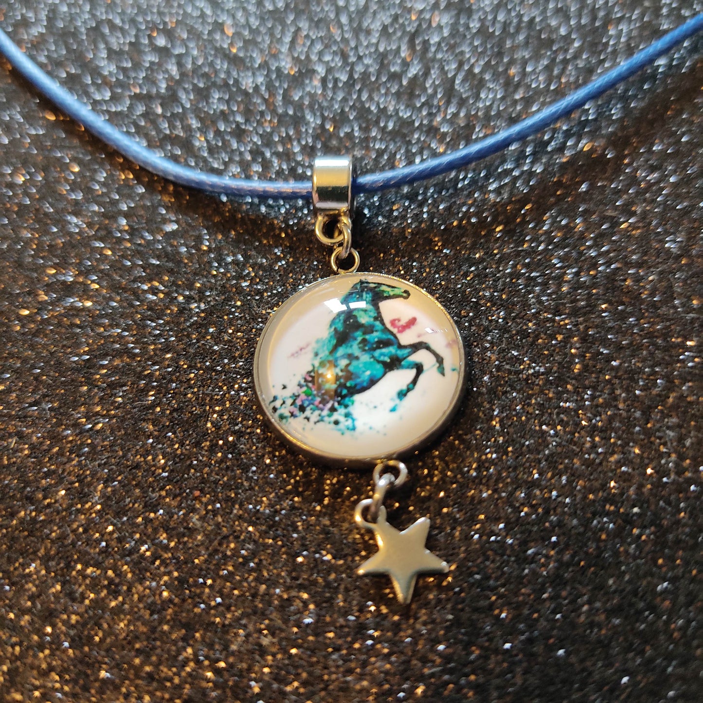 Collier enfant - cheval, fond blanc