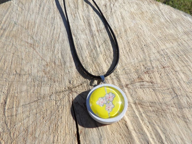 Collier cordon ciré et pendentif bois blanc - papier japonais floral jaune