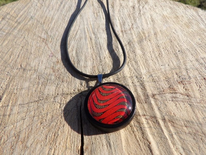 Collier cordon en silicone et pendentif bois noir - wax rouge et pois bruns