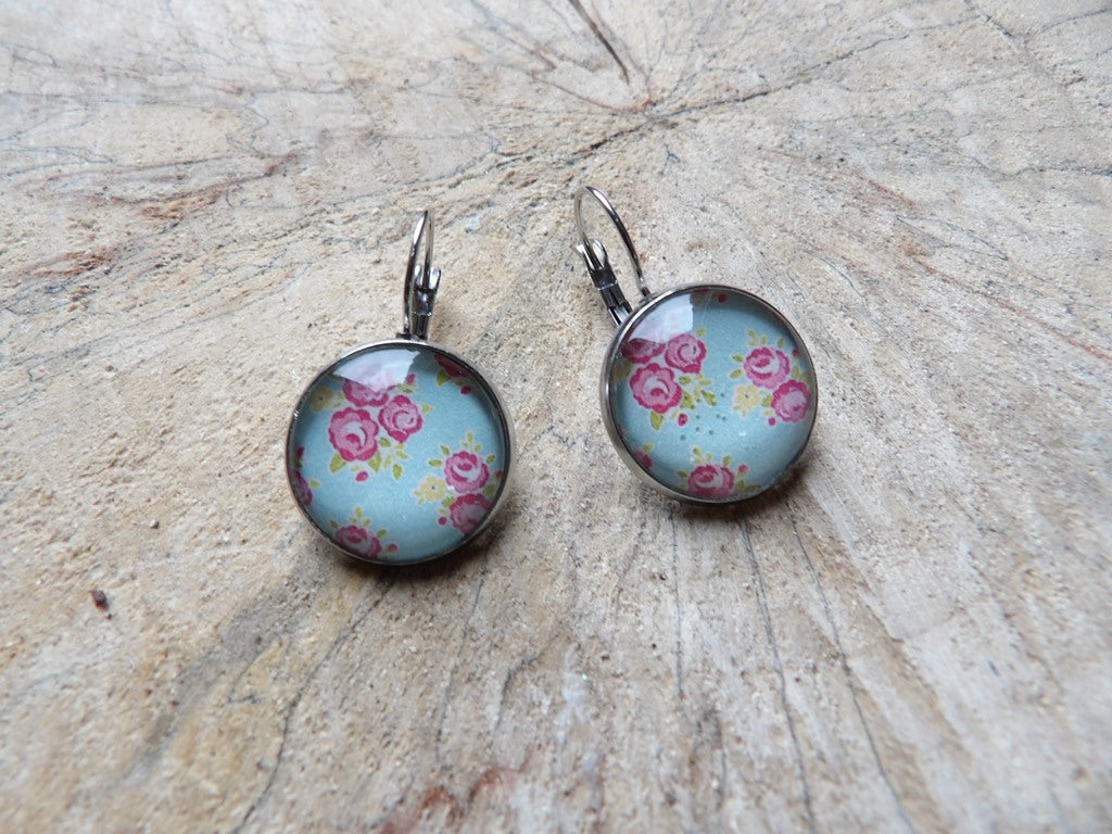 Boucles d'oreilles dormeuses rondes 18mm- Métal argenté - fleur rétro rose fond bleu