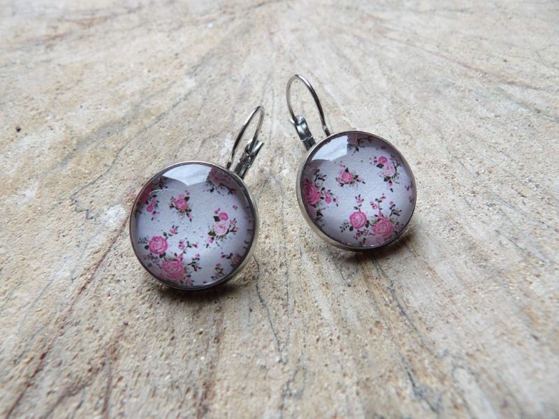 Boucles d'oreilles dormeuses rondes 18mm - Métal argenté - fleur rétro rose fond crème