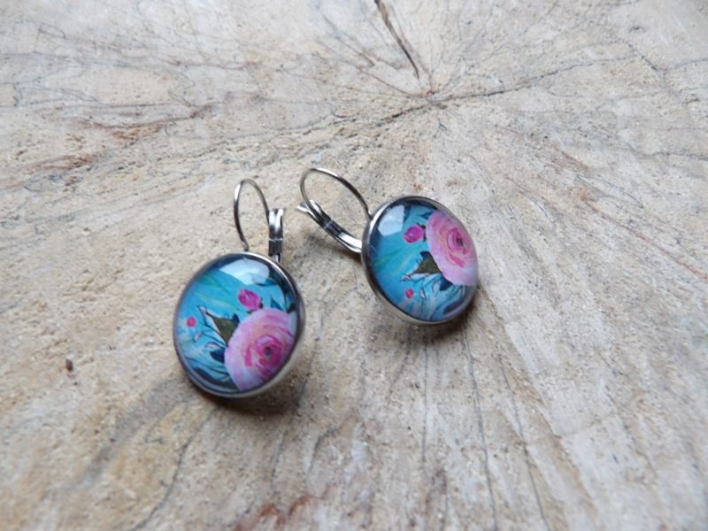 Boucles d'oreilles dormeuses rondes 18mm - Métal argenté - floral rose fond bleu turquoise