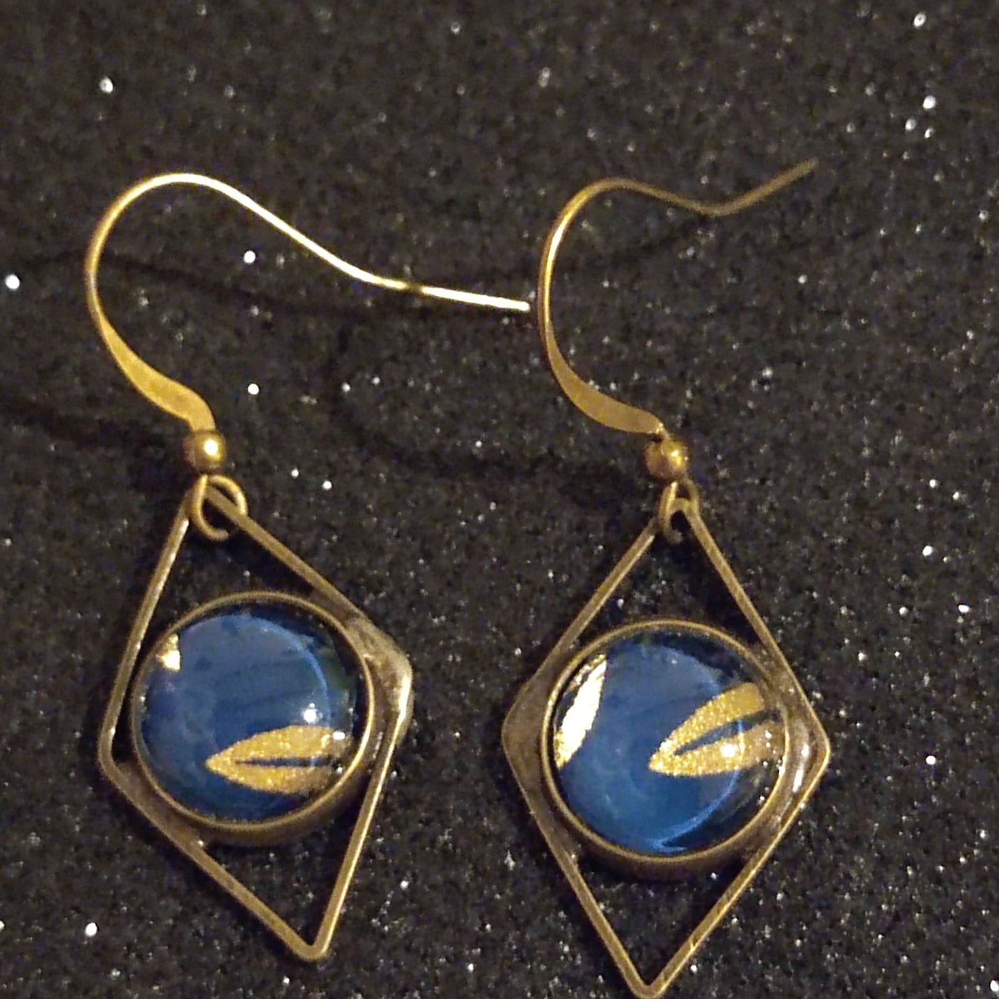 Boucles d'oreilles courtes - bronze - cabochons ronds 12mm - Forme losange - Feuille dorée fond bleus