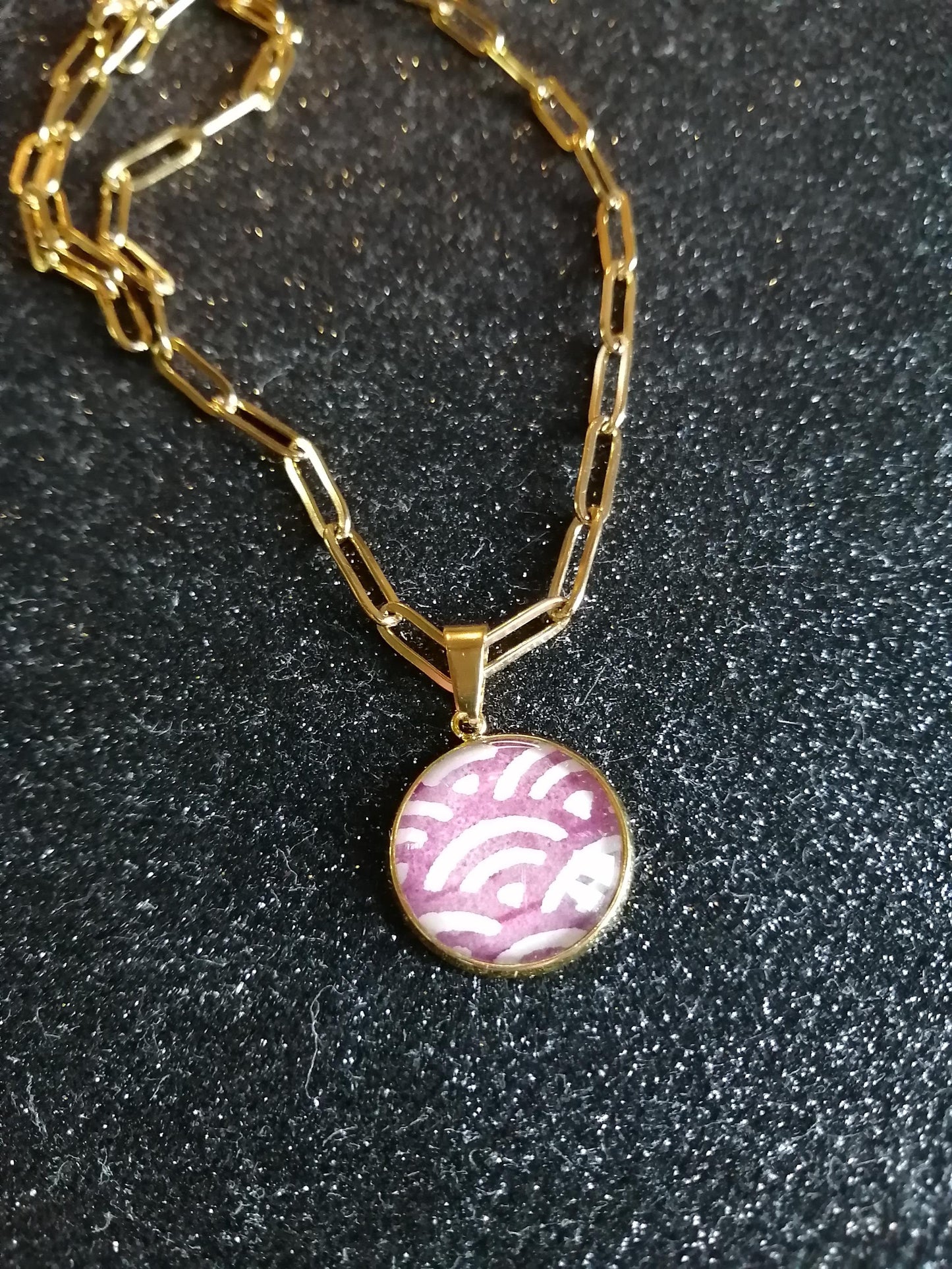 Collier avec sautoir cabochon 18mm - Acier inoxydable doré - graphique blanc et violet