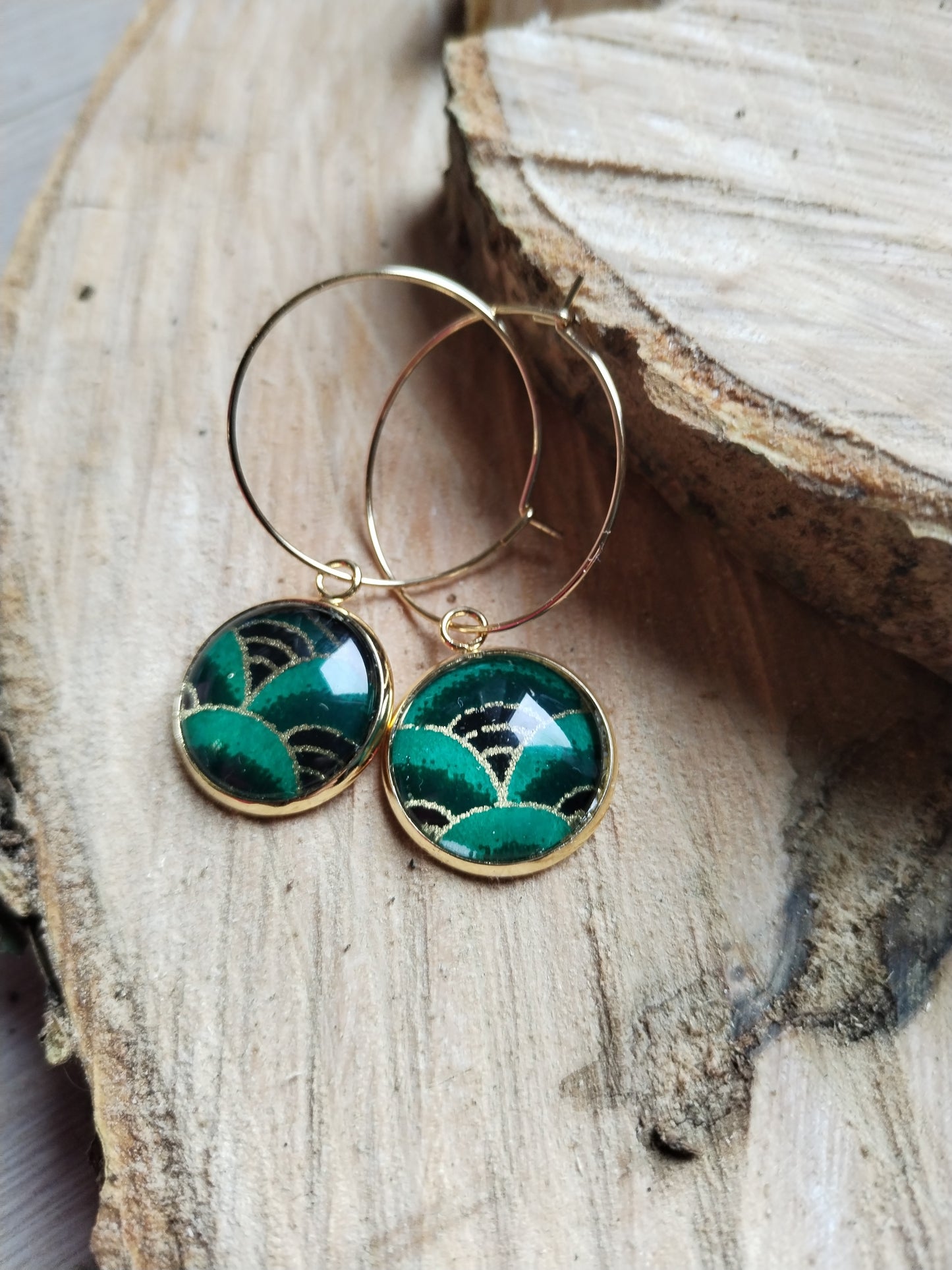 Boucles d'oreilles Créoles 25 mm - cabochons verre 16 mm - papier japonais vague vert foncé et doré