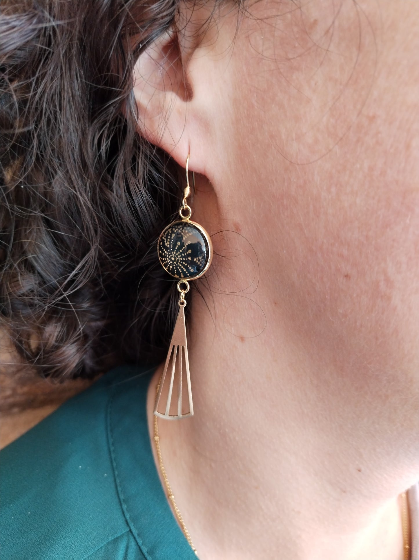 Boucles d'oreilles cabochons ronds 16mm - Acier inoxydable doré - papier japonais floral doré et fond noir - breloque filigrane triangle
