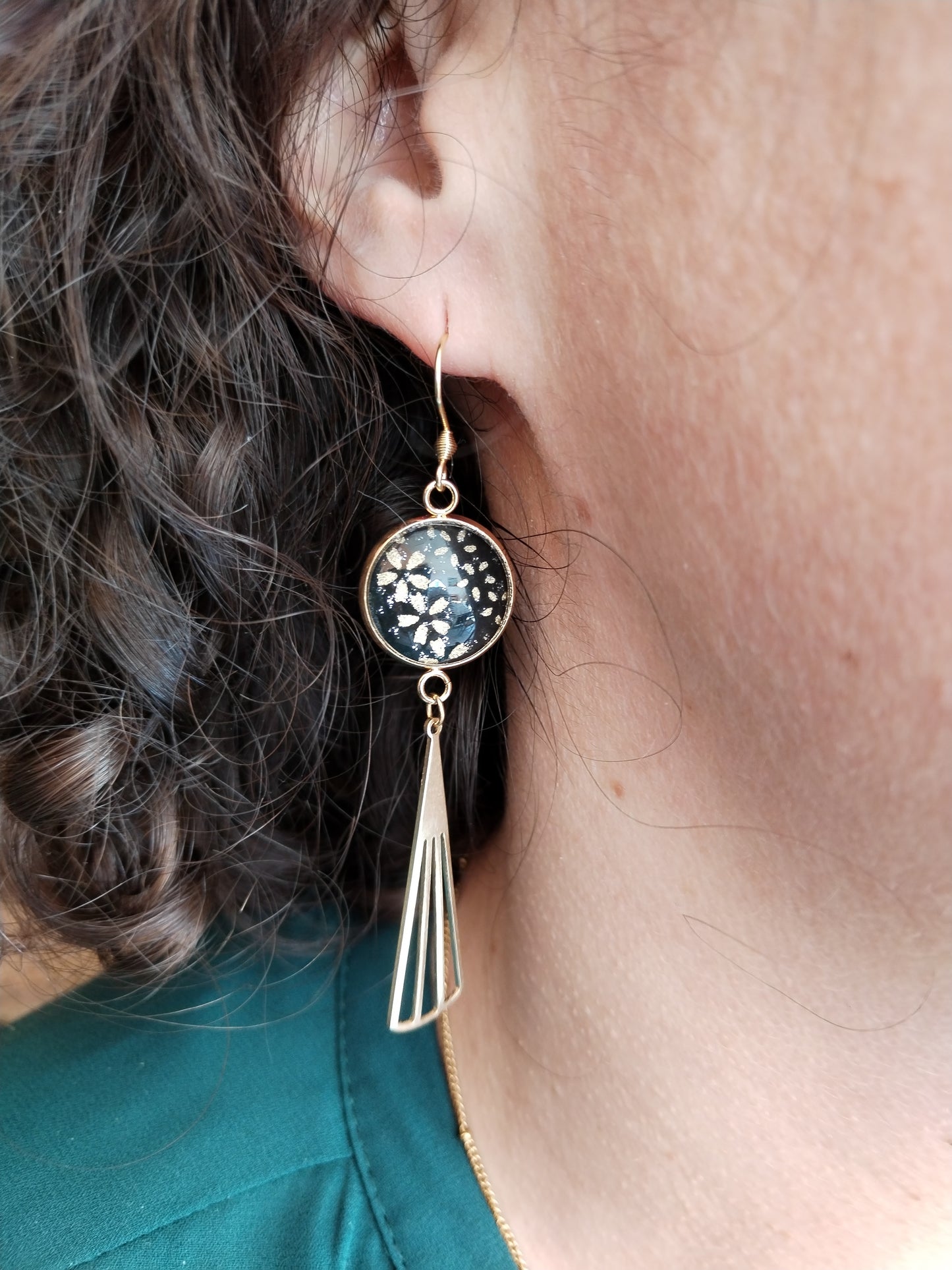 Boucles d'oreilles cabochons ronds 16mm - Acier inoxydable doré - papier japonais floral doré et fond noir - breloque filigrane triangle