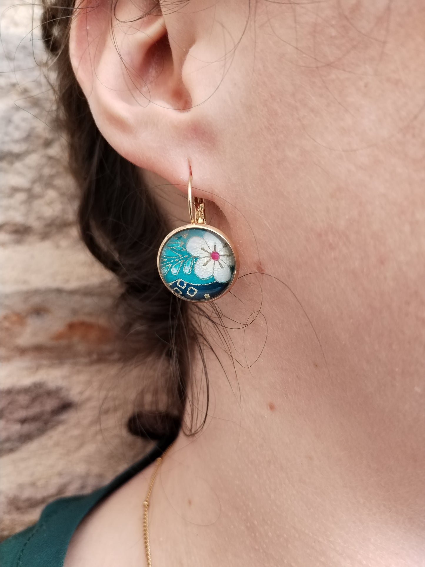Boucles d'oreilles dormeuses rondes 16 mm- Acier inoxydable doré - papier japonais fleurs violettes, blanches et dorées, fond vert