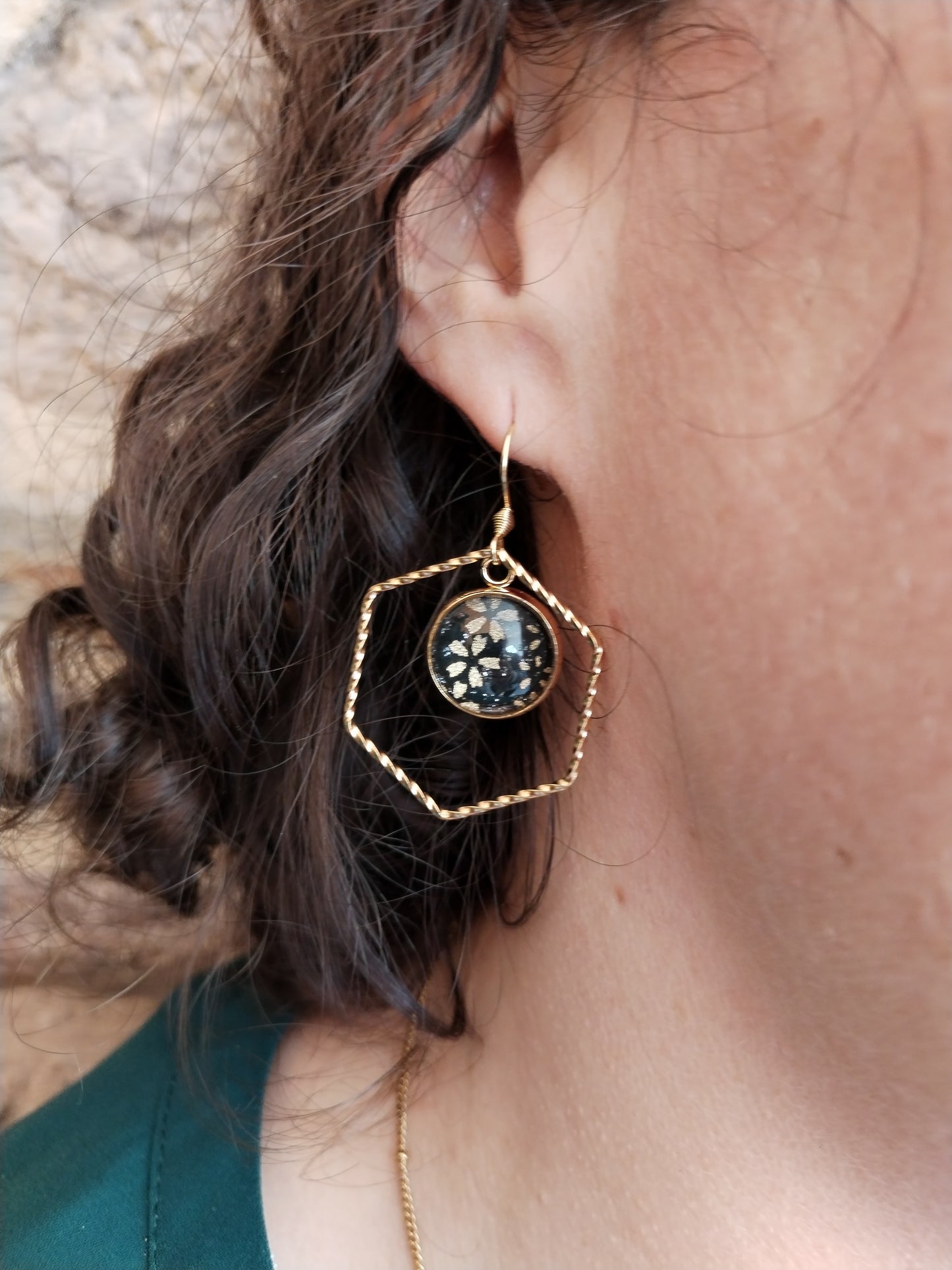 Boucles d'oreilles cabochons ronds 14mm - Acier inoxydable doré - Forme hexagone- Papier japonais floral doré et fond noir