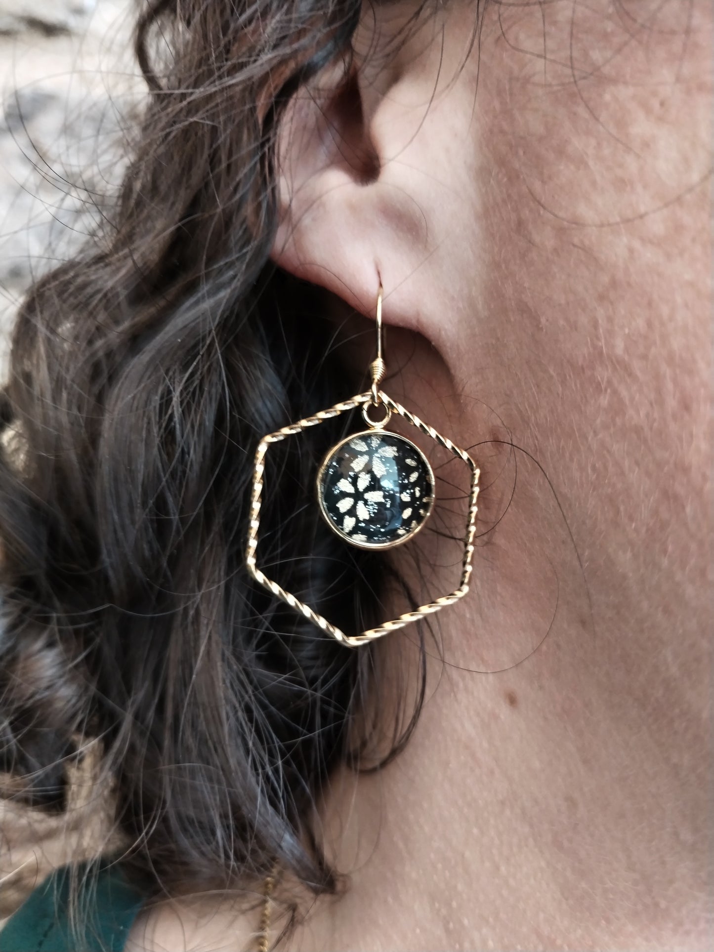 Boucles d'oreilles cabochons ronds 14mm - Acier inoxydable doré - Forme hexagone- Papier japonais floral doré et fond noir