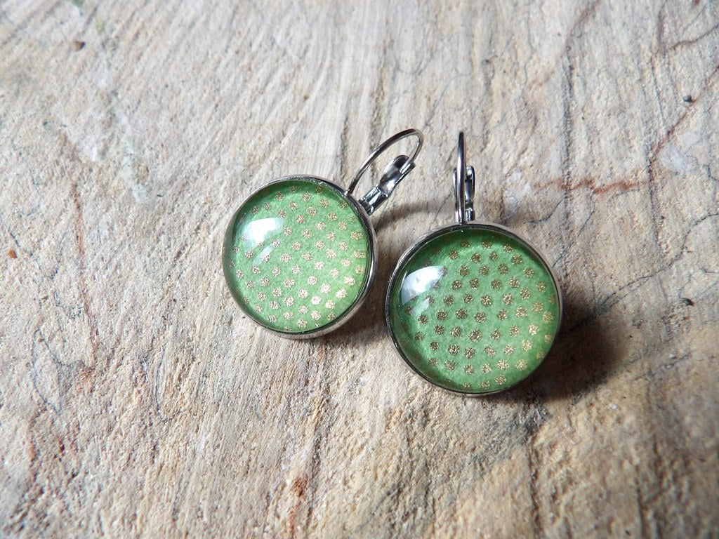 Boucles d'oreilles dormeuses rondes 20mm - Métal argenté - Pois dorée fond vert