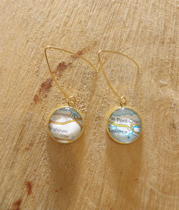 Boucles d’oreilles pendantes cabochons 16mm attaches en V - acier inoxydable doré - recyclage carte routière Douarnenez, Pont croix