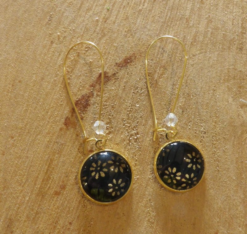 Boucles d'oreilles pendantes crochets fermés - Cabochon rond 16mm - acier inoxydable doré - noir et fleur dorée, perle transparente