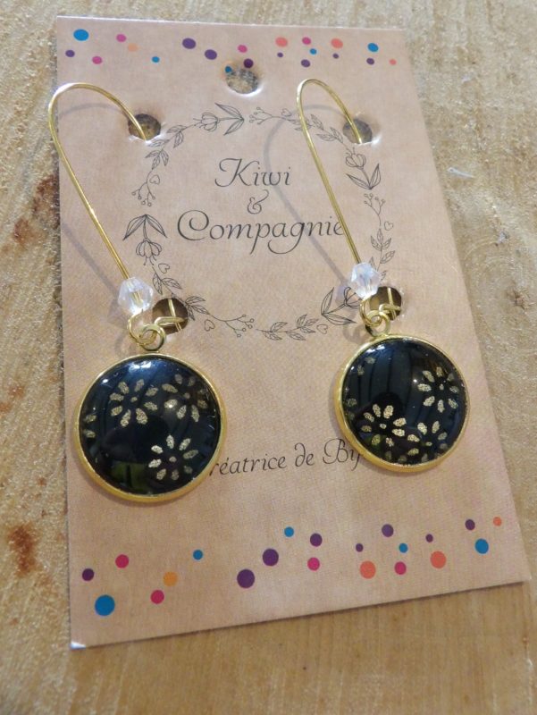 Boucles d'oreilles pendantes crochets fermés - Cabochon rond 16mm - acier inoxydable doré - noir et fleur dorée, perle transparente
