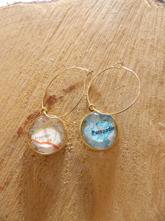 Boucles d'oreilles Créoles 25 mm - cabochons verre 16 mm - recyclage carte routière (Argenton - Porspoder) - acier inoxydable doré