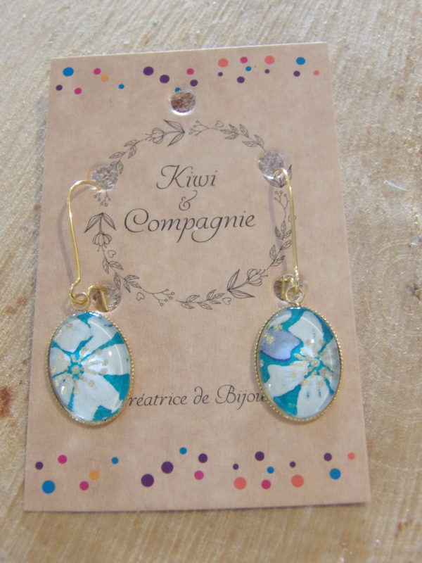 Boucles d'oreilles pendantes crochets fermés - Cabochon ovale 18x13mm - acier inoxydable doré - fleurs blanches fond vert