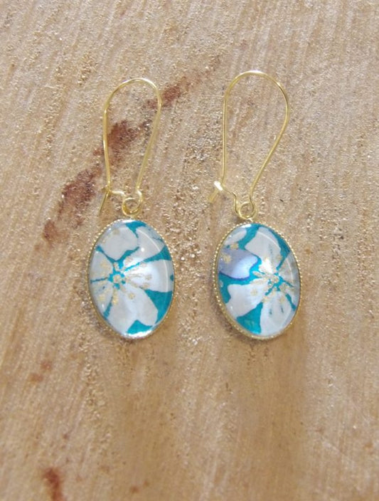 Boucles d'oreilles pendantes crochets fermés - Cabochon ovale 18x13mm - acier inoxydable doré - fleurs blanches fond vert