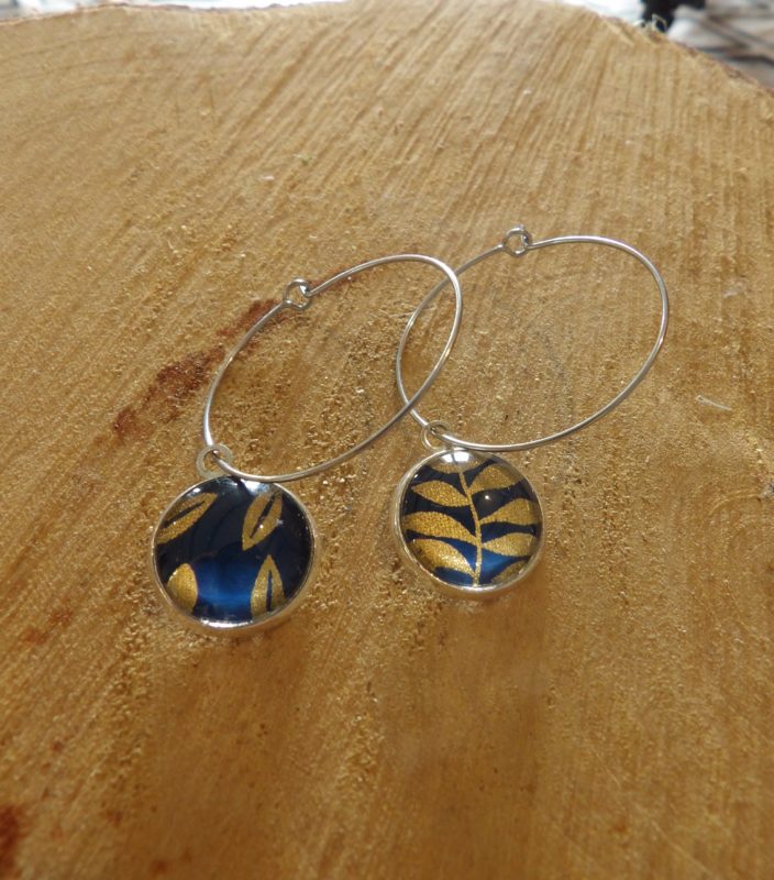 Boucles d'oreilles Créoles 30 mm - cabochons verre 14 mm - papier japonais feuille dorée fond bleu - acier inoxydable