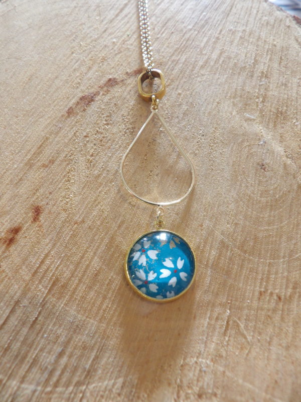 Collier acier doré - bleu et fleurs blanches