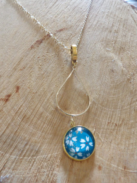 Collier acier doré - bleu et fleurs blanches
