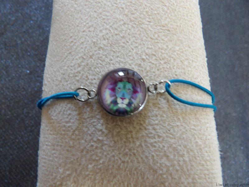 Bracelet élastique bleu avec cabochon lion