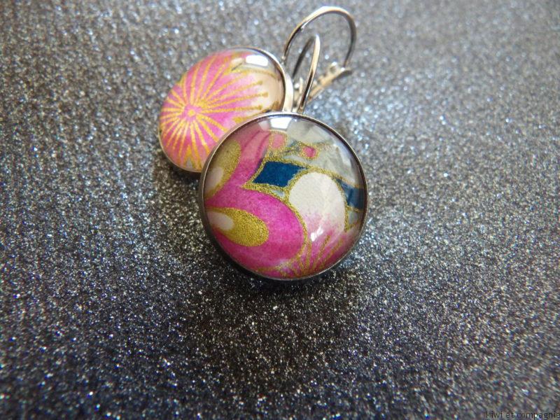 Boucles d'oreilles dormeuses rondes 20mm - Acier inoxydable - papier japonais fleur rose et blanche, fond bleu ciel