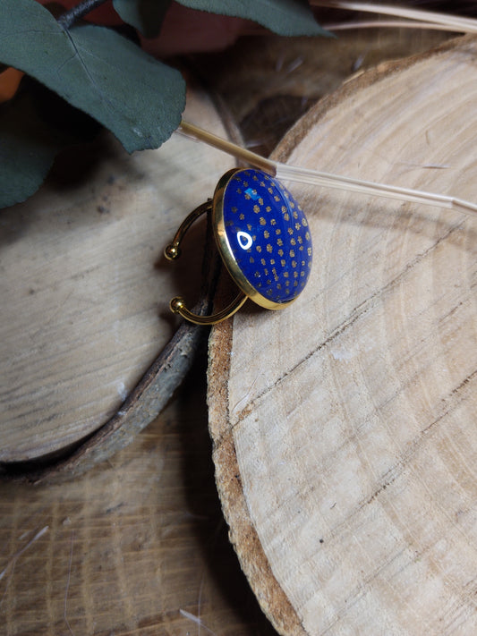 Bague ajustable ronde cabochon 20 mm - Acier inoxydable doré - Pois dorés, fond bleu