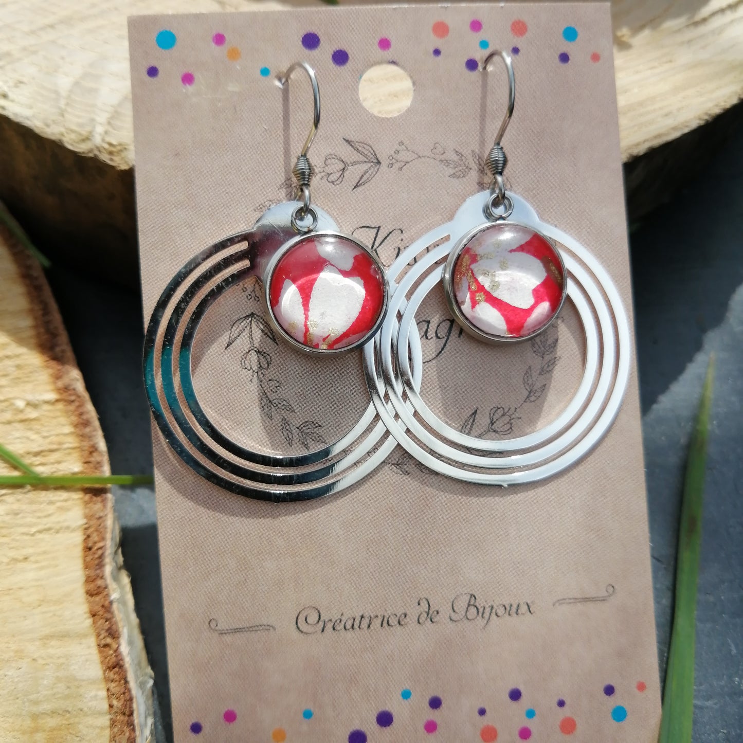 Boucles d'oreilles cabochons ronds 12mm - Métal argenté - fleurs blanches fond rouge + breloque cercle