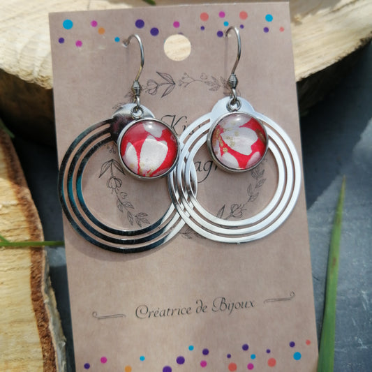 Boucles d'oreilles cabochons ronds 12mm - Métal argenté - fleurs blanches fond rouge + breloque cercle