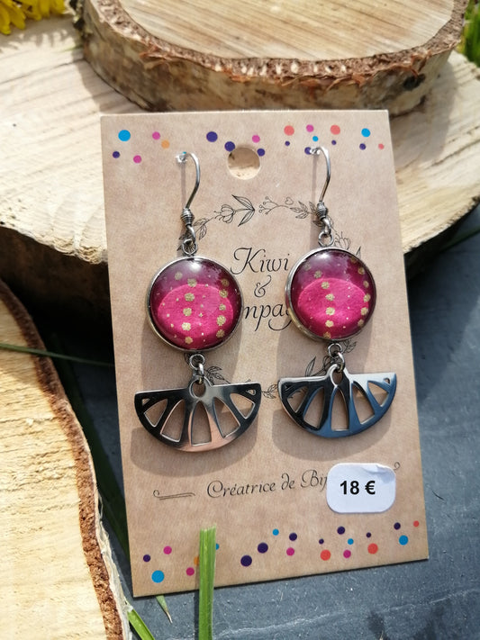 Boucles d'oreilles cabochons ronds 16mm - Métal argenté - Pois dorés fond rose + breloque demi-cercle