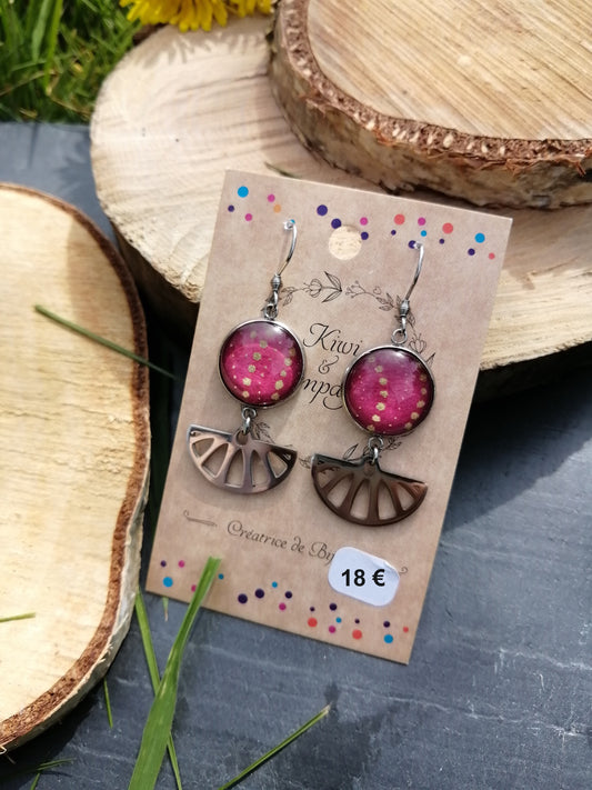 Boucles d'oreilles cabochons ronds 16mm - Métal argenté - Pois dorés fond rose + breloque demi-cercle