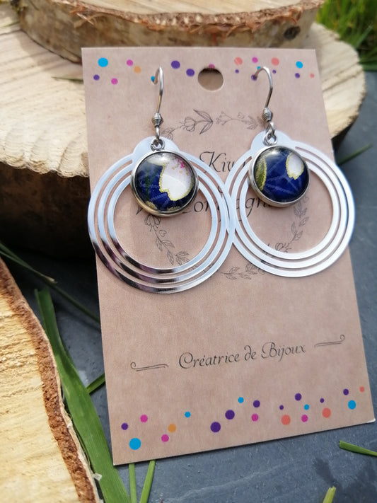 Boucles d'oreilles cabochons ronds 12mm - Métal argenté - fleurs blanches et roses, fond bleu marine + breloque cercle
