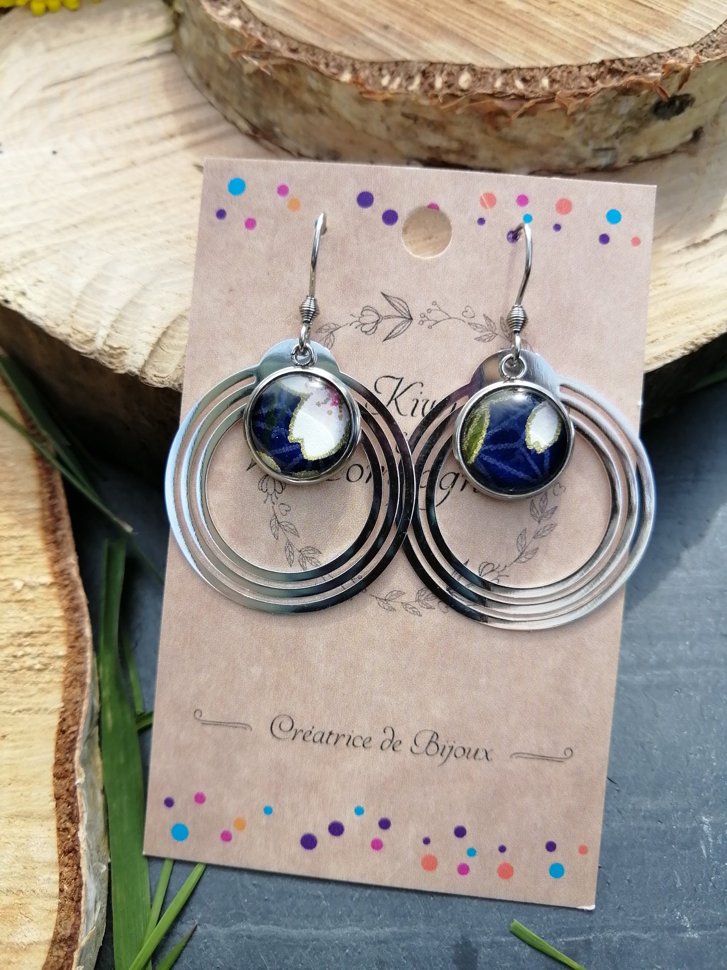 Boucles d'oreilles cabochons ronds 12mm - Métal argenté - fleurs blanches et roses, fond bleu marine + breloque cercle