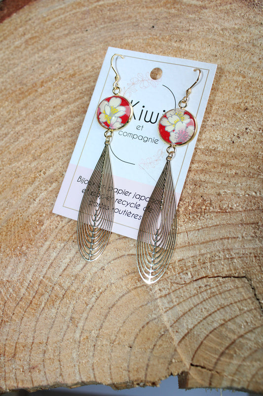 Boucles d'oreilles cabochons ronds 16mm - Acier inoxydable doré - papier japonais fleurs blanches et roses, fond rouge - breloque filigrane plume