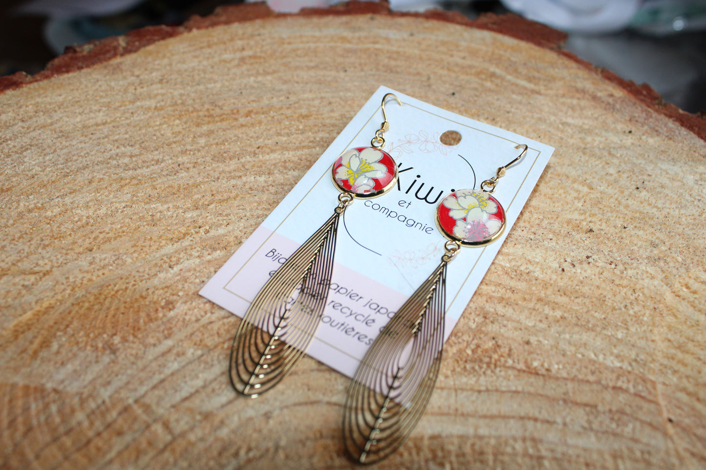 Boucles d'oreilles cabochons ronds 16mm - Acier inoxydable doré - papier japonais fleurs blanches et roses, fond rouge - breloque filigrane plume