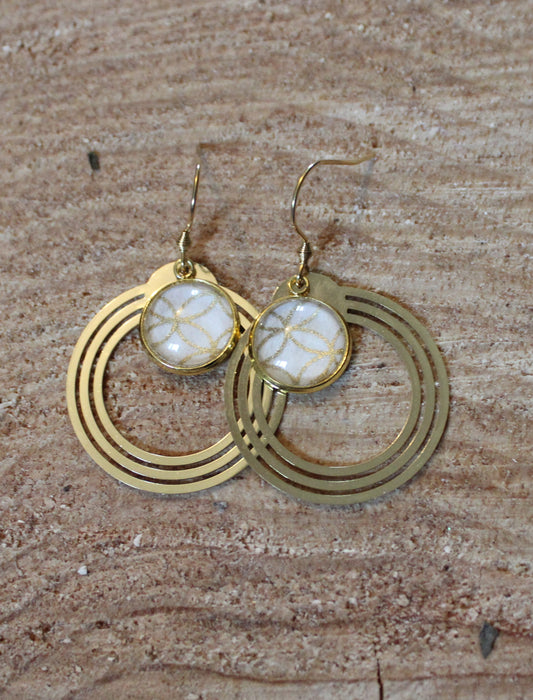 Boucles d'oreilles cabochons ronds 12mm - Acier inoxydable doré - rosaces blanches, fond blanc nacré