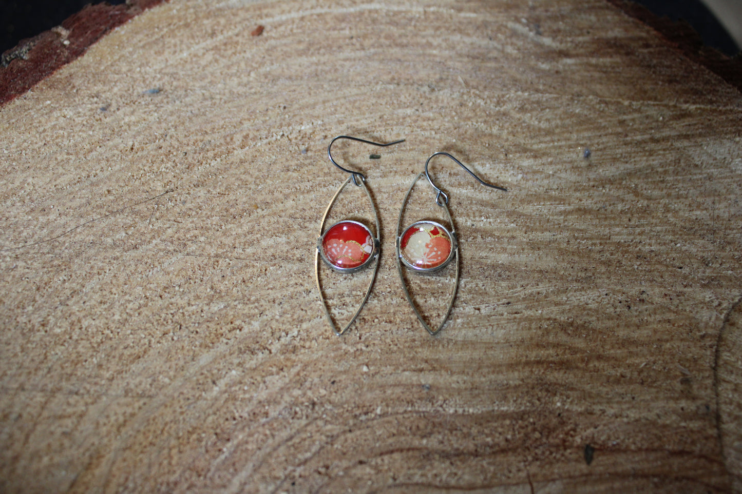 Boucles d'oreilles oeil cabochon 12mm - Métal Argenté - Papier japonais, fleurs roses et saumon, fond rouge