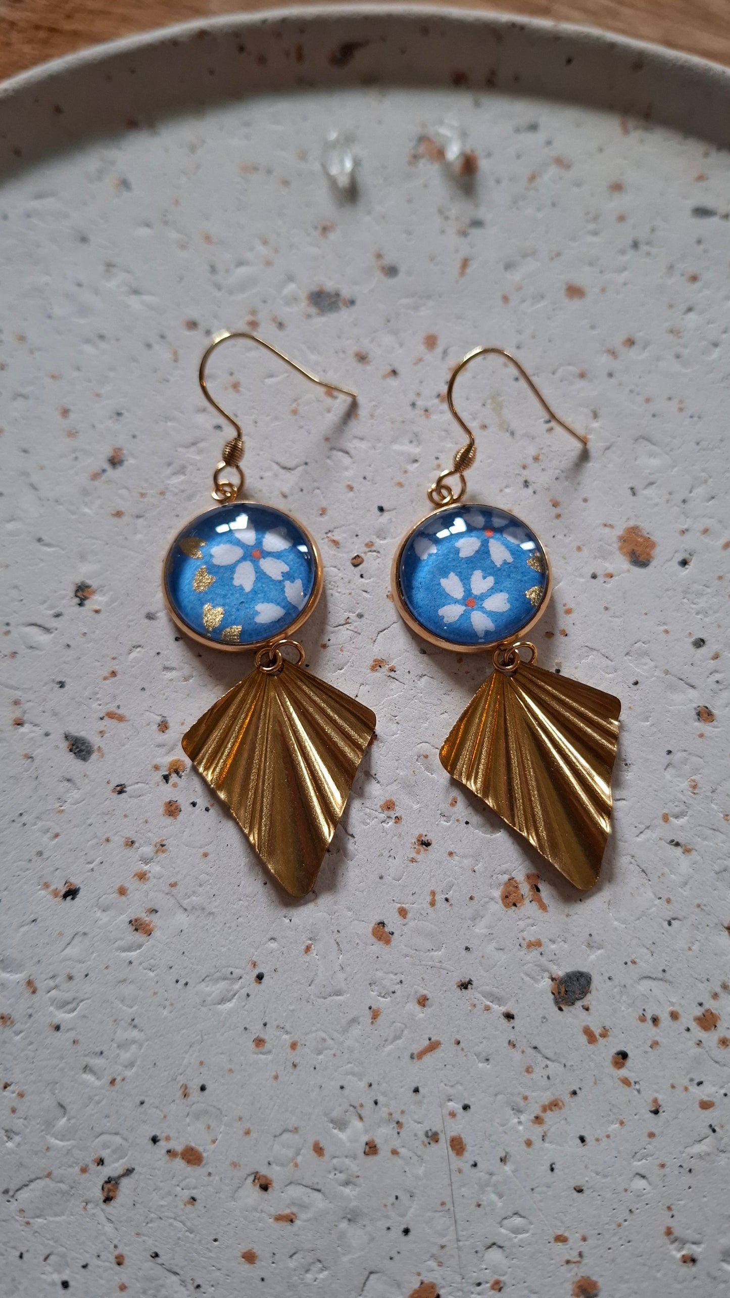 Boucles d'oreilles cabochons ronds 16mm - Acier inoxydable doré - papier japonais bleu floral - breloque losange