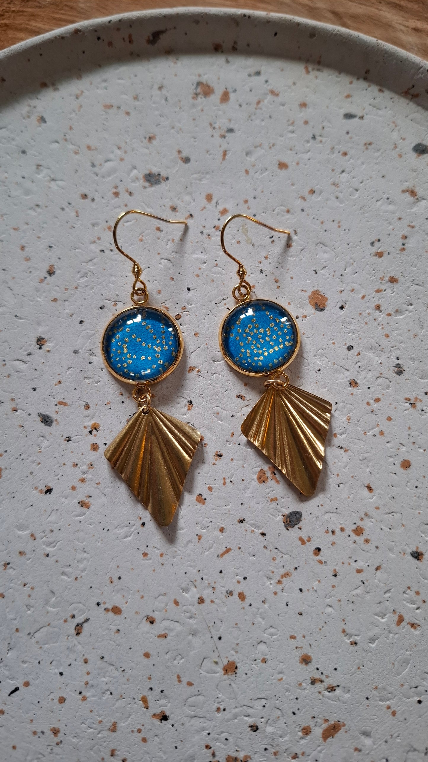 Boucles d'oreilles cabochons ronds 16mm - Acier inoxydable doré - papier japonais bleu petrol, pois dorés - breloque losange