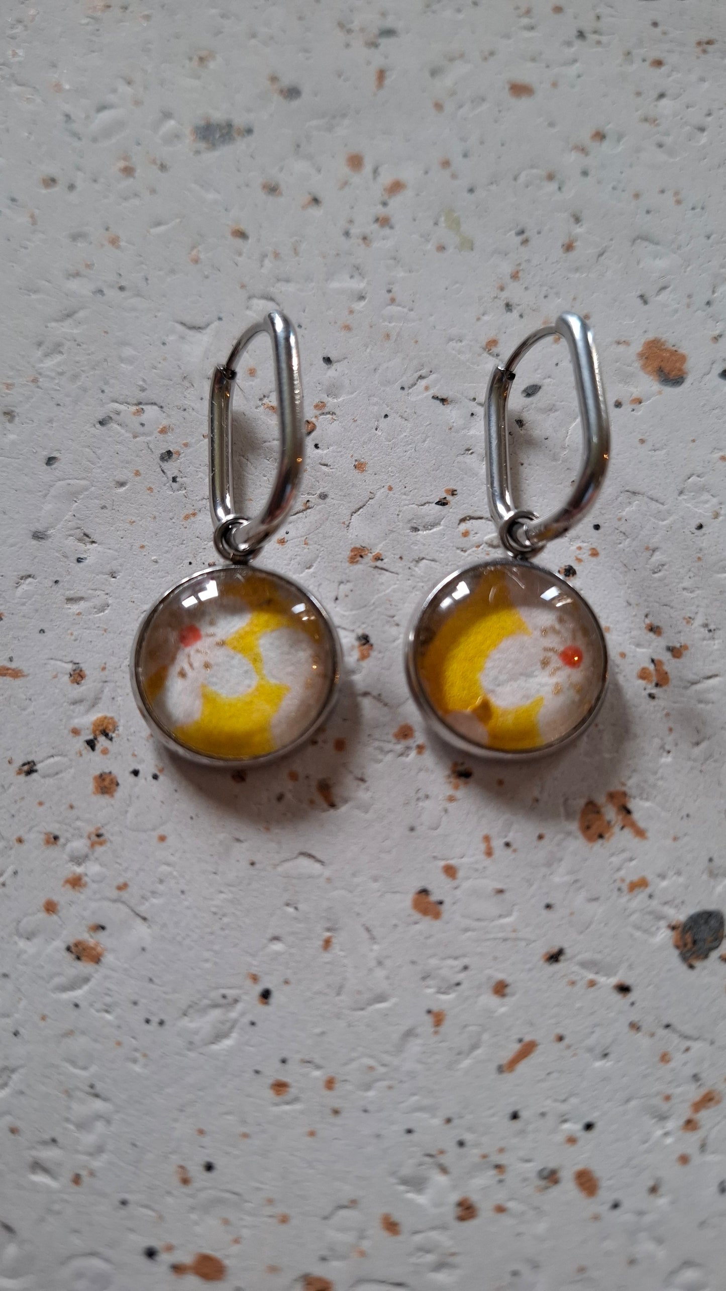 Boucles d'oreilles Créoles Dormeuses 20 mm - cabochons verre 14 mm - papier japonais floral et jaune - acier inoxydable