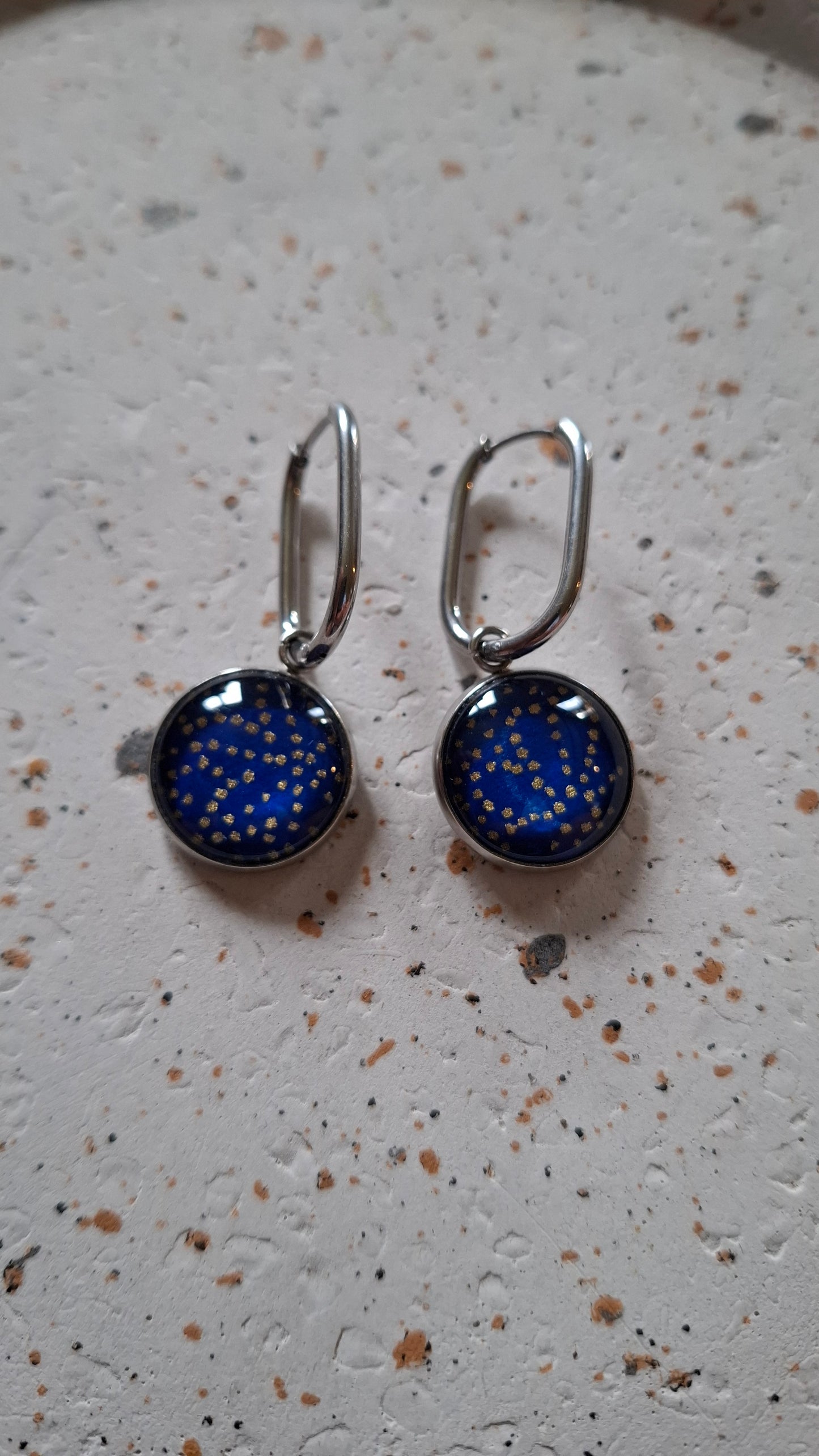 Boucles d'oreilles Créoles Dormeuses 20 mm - cabochons verre 16 mm - papier japonais bleu, pois argenté - acier inoxydable