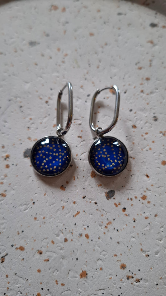 Boucles d'oreilles Créoles Dormeuses 20 mm - cabochons verre 16 mm - papier japonais bleu, pois argenté - acier inoxydable