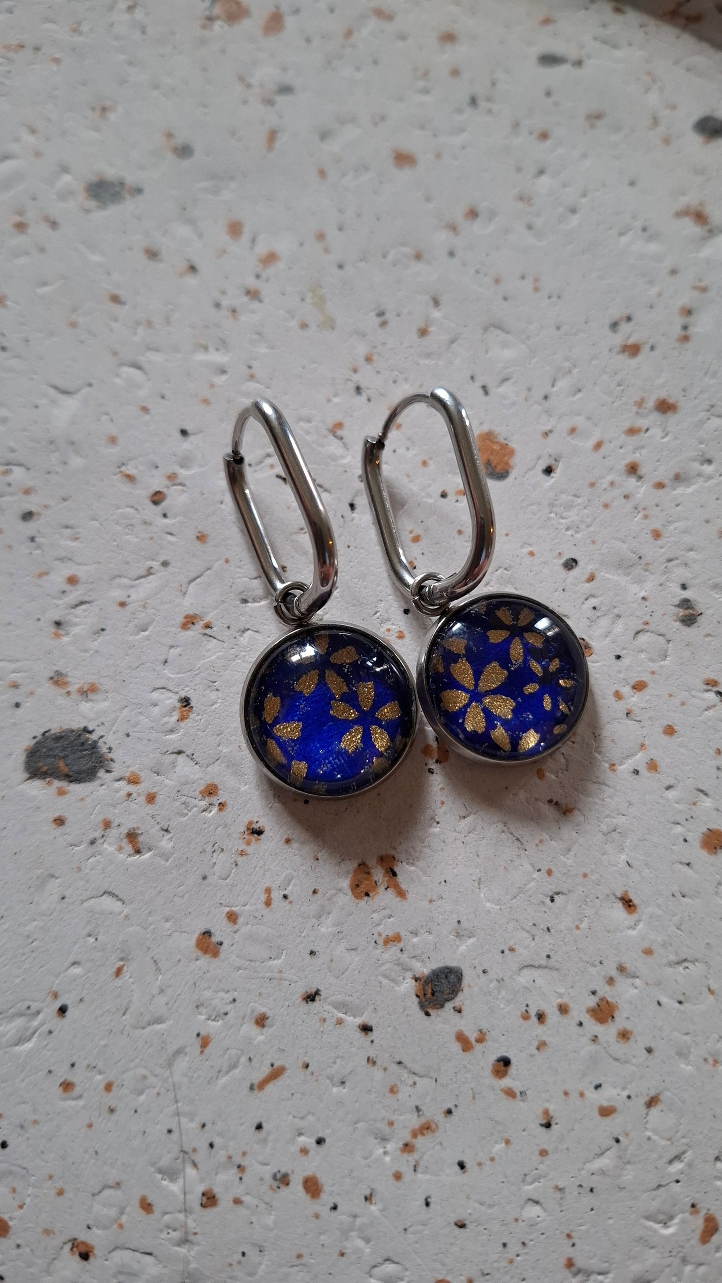 Boucles d'oreilles Créoles Dormeuses 20 mm - cabochons verre 14 mm - papier japonais bleu, fleurs argentées - acier inoxydable