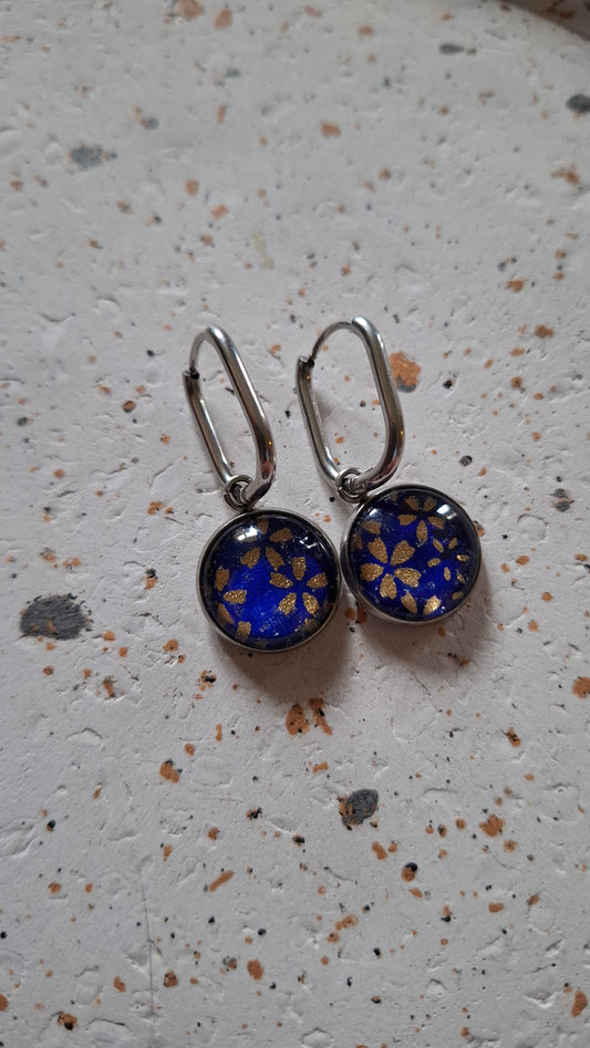 Boucles d'oreilles Créoles Dormeuses 20 mm - cabochons verre 14 mm - papier japonais bleu, fleurs argentées - acier inoxydable