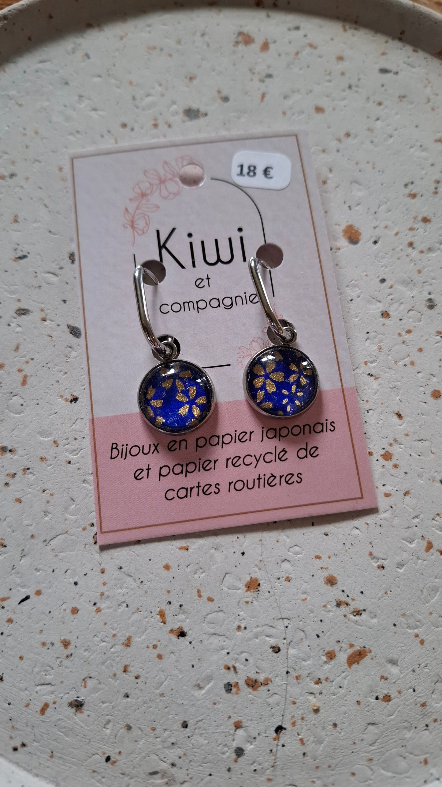 Boucles d'oreilles Créoles Dormeuses 20 mm - cabochons verre 14 mm - papier japonais bleu, fleurs argentées - acier inoxydable