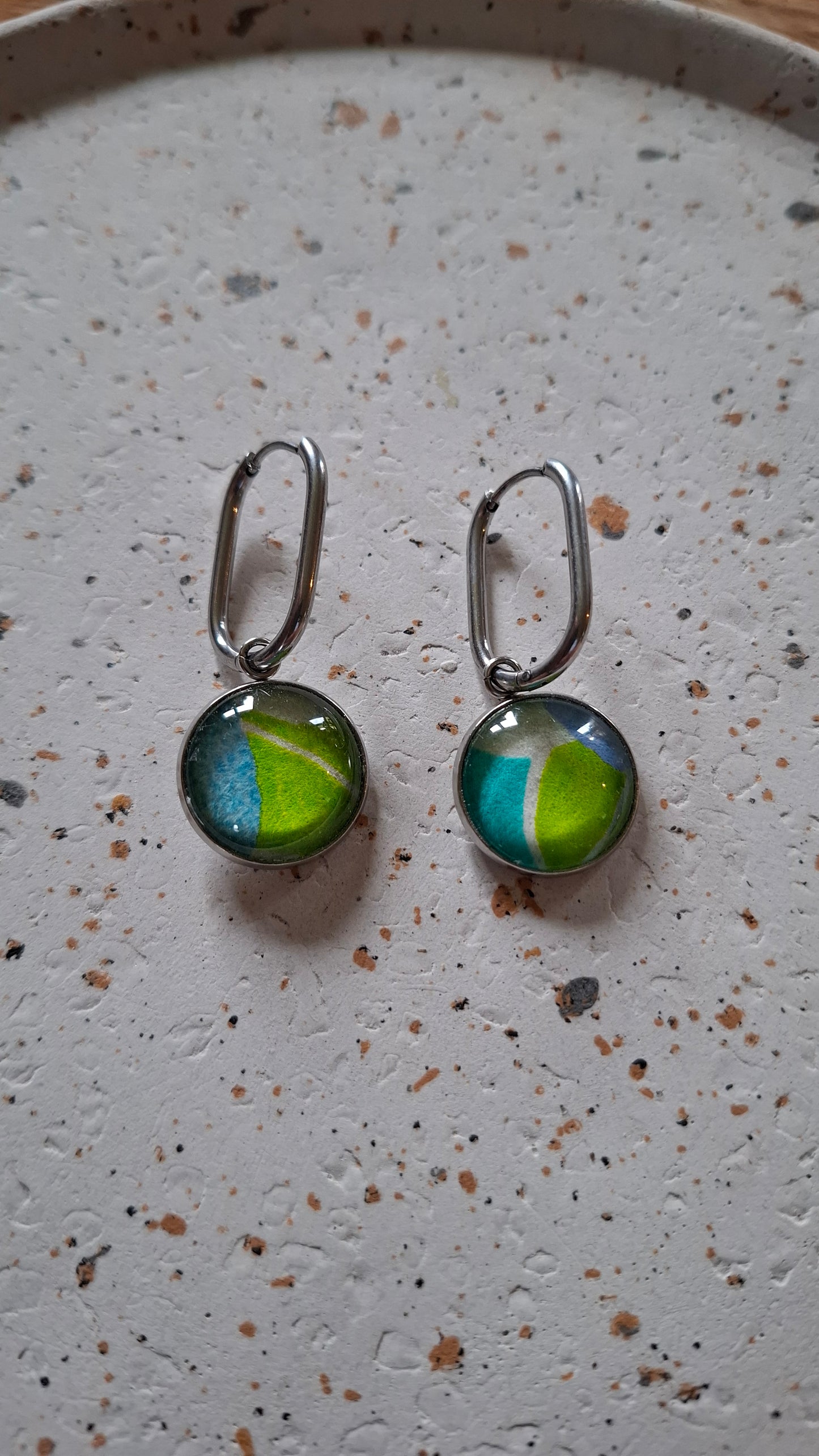 Boucles d'oreilles Créoles Dormeuses 20 mm - cabochons verre 16 mm - papier vert, bleu et blanc - acier inoxydable