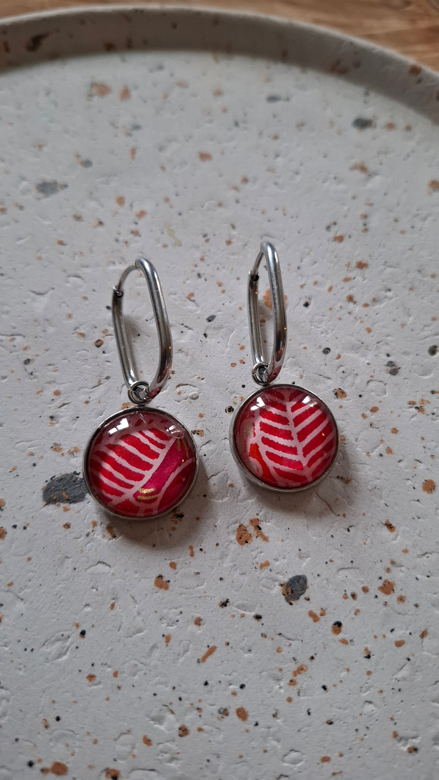 Boucles d'oreilles Créoles Dormeuses 20 mm - cabochons verre 16 mm - papier feuille rose - acier inoxydable