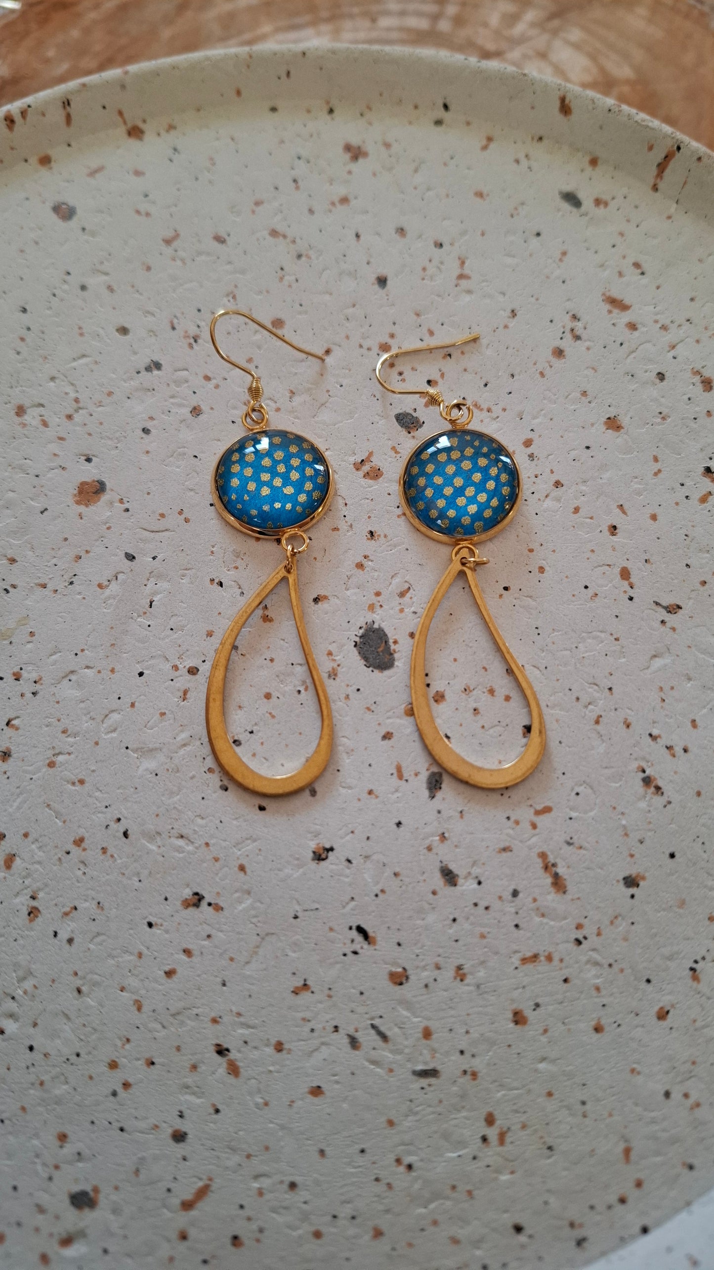 Boucles d'oreilles longues - Cabochons 16mm - Pois dorés, fond bleu